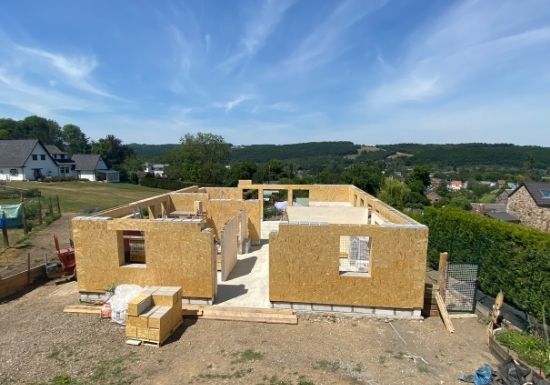 Maison unifamiliale en blocs de bois isolés à Gives